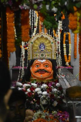 शिव की भक्ति में रमा शहर, दूध, शहद, धतुरा लेकर भोले को रिझाने भक्तों की मंदिरों में कतार
