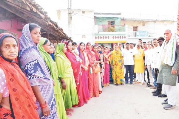 हाथ से हाथ जोड़ो यात्रा में विधायक ने गांव-गांव पहुँचकर लोगों से की मुलाकात