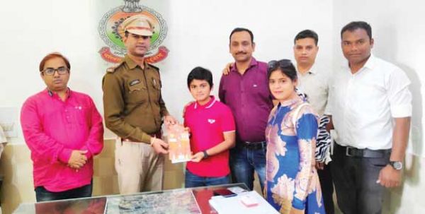 मां का गुम मोबाइल मिलने पर हैंडमेड ग्रीटिंग कार्ड भेंट कर बच्चे ने कहा - थैंक यू पुलिस अंकल