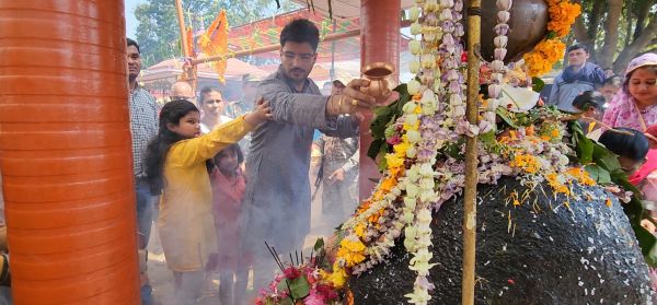 कलेक्टर ने सपरिवार कोपाबेड़ा  शिवालय में की पूजा-अर्चना 