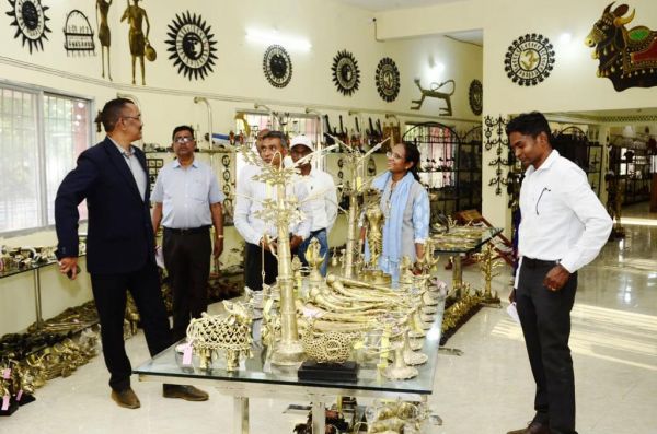 कमिश्नर ने किया शिल्पग्राम का निरीक्षण, उत्पादन की बिक्री पर जोर