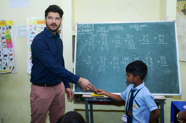 विद्यालय में 8वीं के बच्चों को कलेक्टर ने पढ़ाया गणित