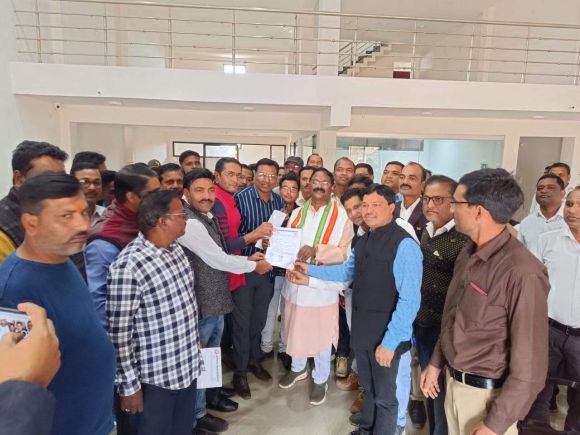 नियुक्ति तिथि से पेंशन देने की मांग व समर्थन के लिए अमरजीत को ज्ञापन सौंपा