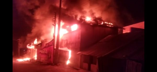 अं. चौकी में आगजनी से कपड़ा भंडार खाक