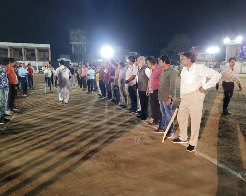 नेता इलेवन विरुद्ध पत्रकार इलेवन के बीच सद्भावना क्रिकेट मैच