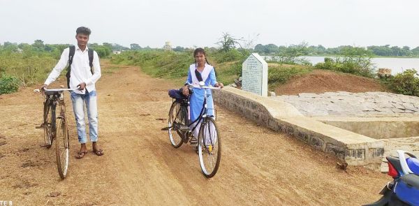 मनरेगा से बनी पुलिया ने दो गांवों की मुश्किल राहों को कर दिया आसान