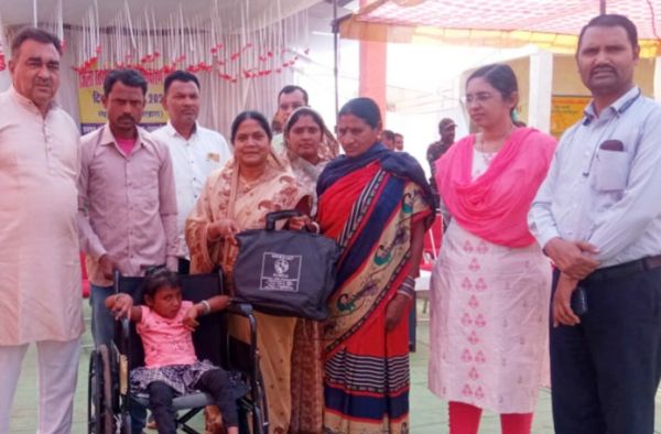 जनसमस्या निवारण शिविर में दिव्यांग प्राची को मिली व्हील चेयर