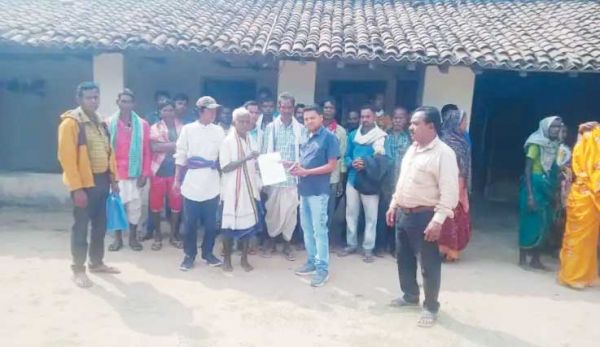 परिक्षेत्र सहायक को हटाने ग्रामीण पहुंचे विधायक के पास