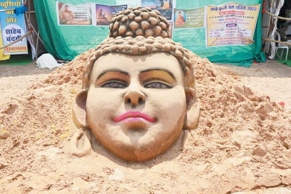 रेत से बनी गौतम बुद्ध की प्रतिमा आकर्षण का केन्द्र