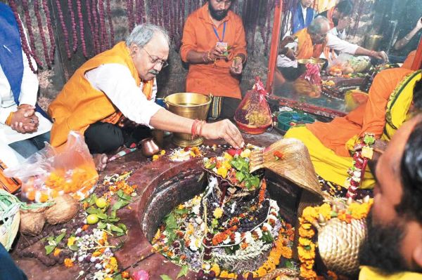 पूर्व मंत्री बृजमोहन ने किया जलाभिषेक