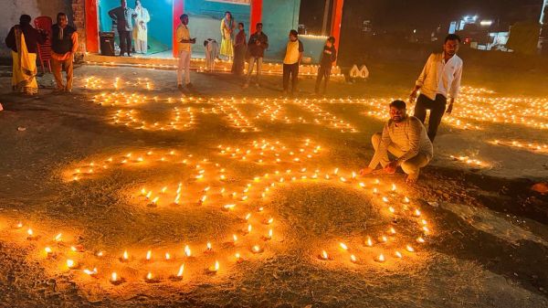 महाशिवरात्रि पर शिवमंदिर परिसर में जलाए 1100 दीप
