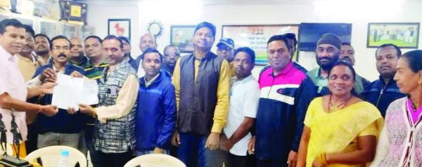 पूर्व सेवा की गणना, क्रमोन्नति, वेतन विसंगति  को ले सीएम के नाम मरकाम को सौंपा ज्ञापन