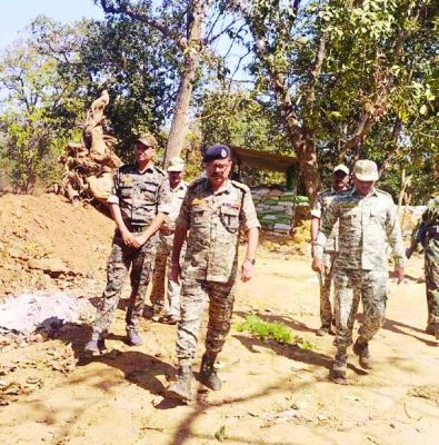 डीआईजी राव ने एसपी संग किया कुदुर कैंप का दौरा
