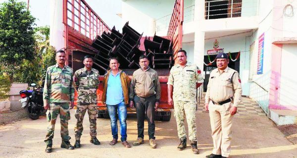 नगरनार प्लांट से चोरी करते 2 कबाड़ी पकड़ाए