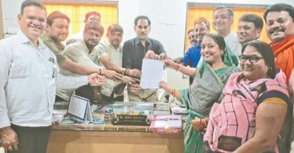 शराब दुकानों के बाहर संचालित अवैध चखना बेचने पर भाजपाइयों ने खोला मोर्चा