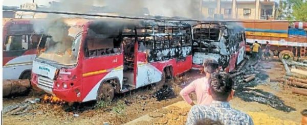 गैरेज मेें खड़ी निजी कंपनी की 3 यात्री बस जली