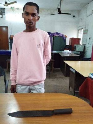 धारदार चाकू के साथ दो गिरफ्तार