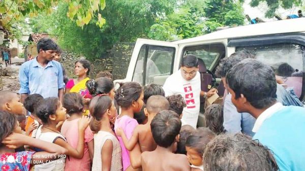 समाजसेवी सतीश ने बांटे खाद्य सामान