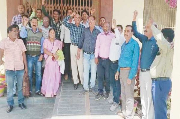 दो विकासखंड शिक्षा अधिकारी के चलते नाराज शिक्षकों का विरोध-प्रदर्शन