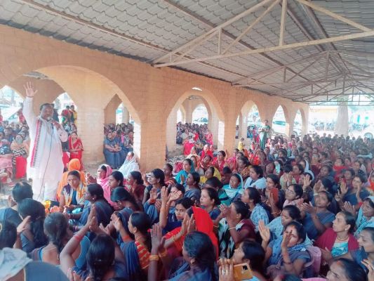 हड़ताली आंबा कार्यकर्ताओं को मिला  पूर्व मंत्री रामविचार नेताम का समर्थन