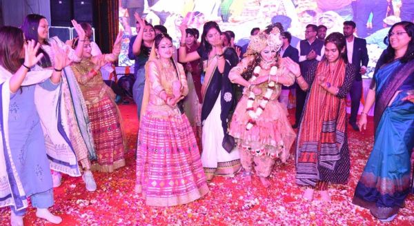अमृतधारा महोत्सव में खेली गई ब्रज की प्रसिद्ध फूलों की होली, 2 दिवसीय महोत्सव का समापन