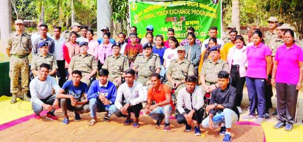 नक्सल प्रभावित इलाके से आदिवासी युवा मुम्बई रवाना 