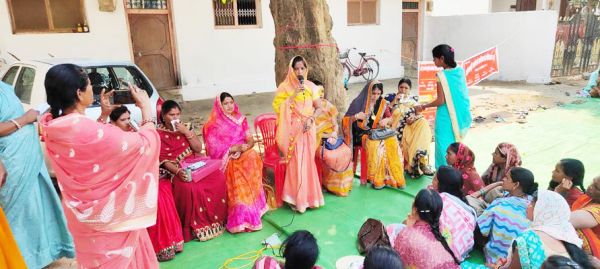 आंबा कार्यकर्ता और सहायिका संघ की मांगों का समर्थन करने पहुंचीं भाजपा नेत्री