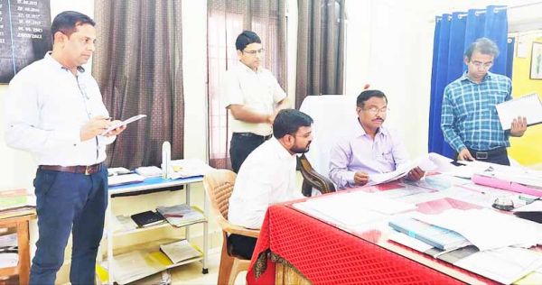 संभागायुक्त कावरे ने तहसीलदार, नायब तहसीलदार सहित 5 आरआई को थमाया नोटिस  