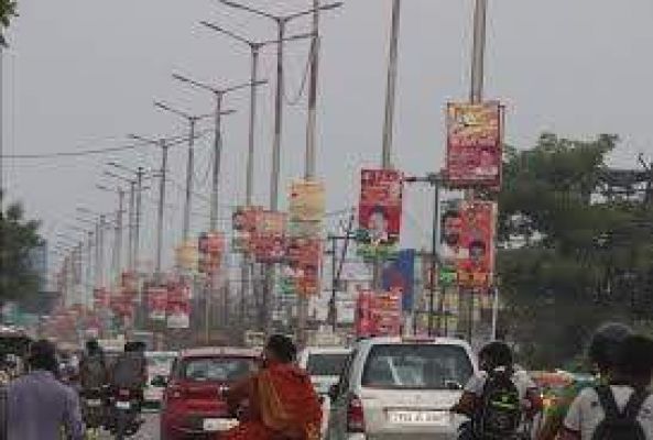 बिना अनुमति के होर्डिंग्स जब्त