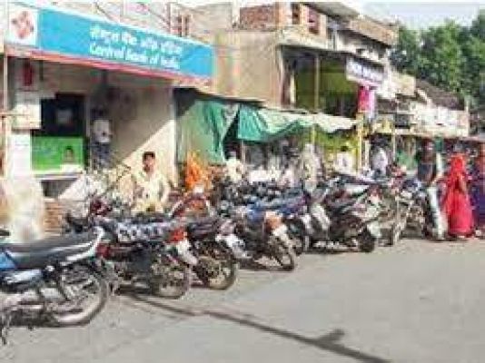 बैंकों के पास पार्किंग नहीं, सडक़ पर रखने मजबूर