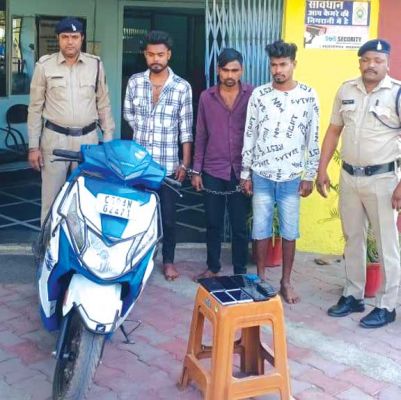 बाइक में घुम-घुमकर मोबाईल लूटने वाले तीन गिरफ्तार