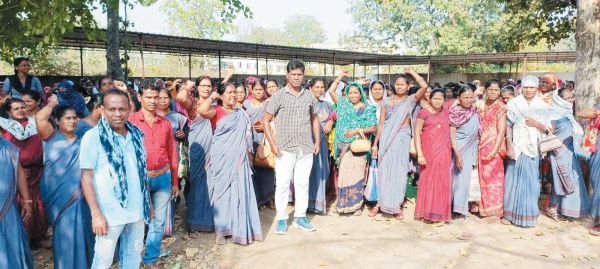 मांगों को ले आंबा कार्यकर्ता व सहायिकाओं की बेमुद्दत हड़ताल जारी