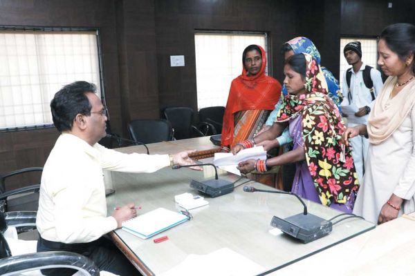 कलेक्टर ने सुनी लोगों की समस्याएं