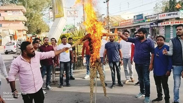 युवा कांग्रेस ने प्रधानमंत्री एवं ईडी का पुतला जलाया