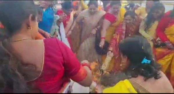 भाजपा महिला मोर्चा ने मुख्यमंत्री का पुतला फूंका