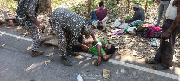 ओवरलोड ट्रक के नीचे दबे शव को आईटीबीपी जवानों ने निकाला