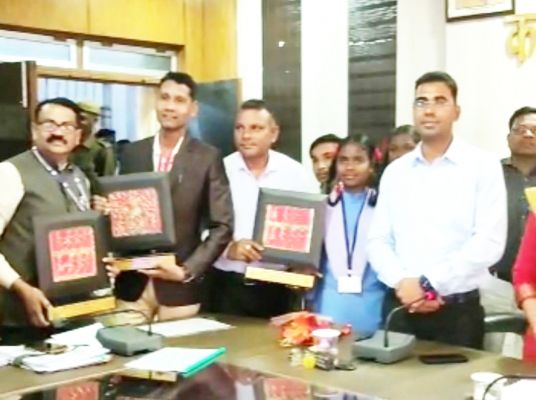 युवा महोत्सव में बालोद का उत्कृष्ट प्रदर्शन विजेताओं को कलेक्टर ने दी बधाई