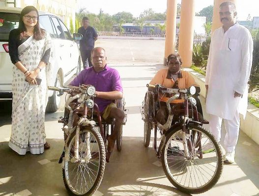 जनदर्शन में मिली मोटराइज्ड ट्राइसायकिल