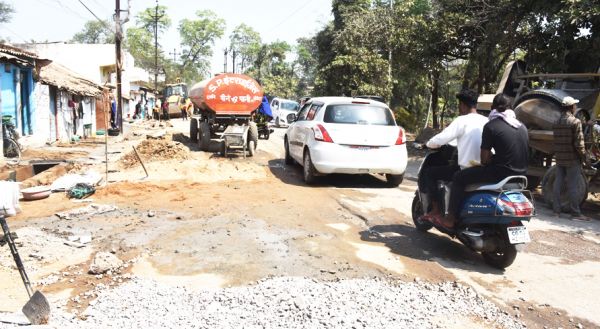सडक़ चौड़ीकरण..