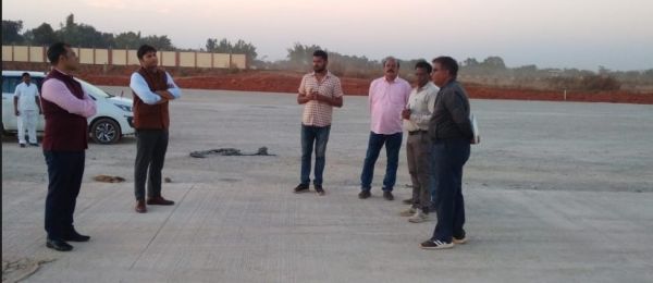 कलेक्टर ने एयरपोर्ट उन्नयन कार्य का किया निरीक्षण