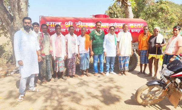सांसद ने ग्रामीणों को दिया पानी टैंकर 