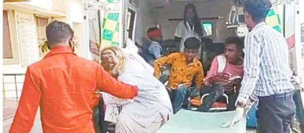 बारातियों से भरा मालवाहक पलटा, 12 घायल