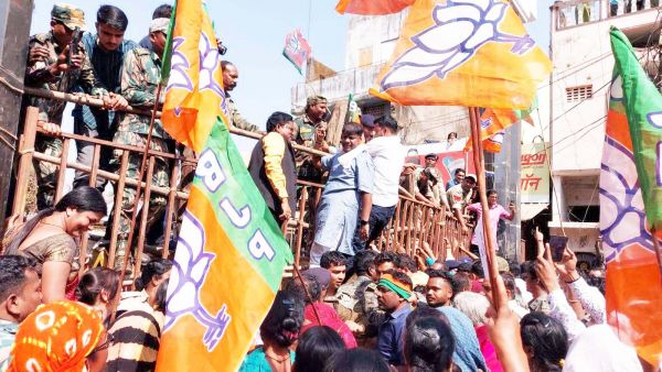 पीएम आवास पर भाजपा का हल्लाबोल, विधायक कार्यालय घेरा