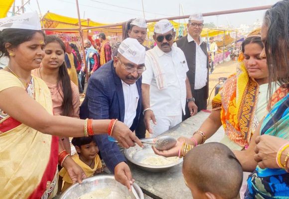 महाशिवरात्रि पर आप नेताओं ने किया प्रसादी वितरण