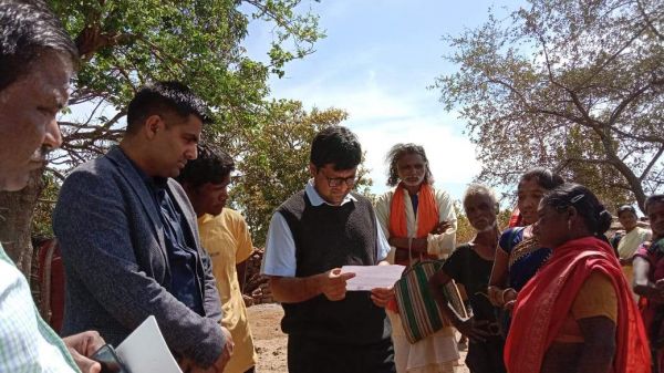 घने पहाड़ों के बीच बसे पहाड़ी कोरवा परिवारों से मिलने पहुंचे कलेक्टर