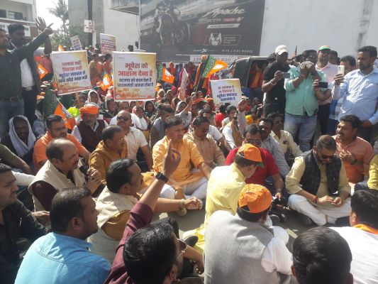 भाजपाइयों ने स्वास्थ्य मंत्री सिंह देव का आवास-दफ्तर घेरा 