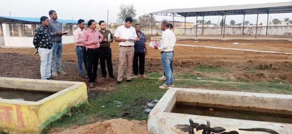 कलेक्टर ने किया गौठानों का निरीक्षण, जनपद सीईओ को नोटिस