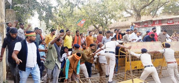 भाजपाईयों ने विधायक निवास घेरा