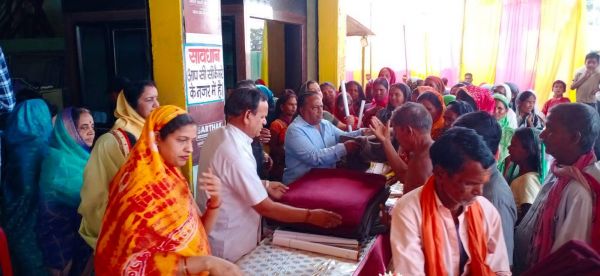 देवी राम अग्रवाल की पुण्यतिथि पर बांटे भोजन-कपड़े