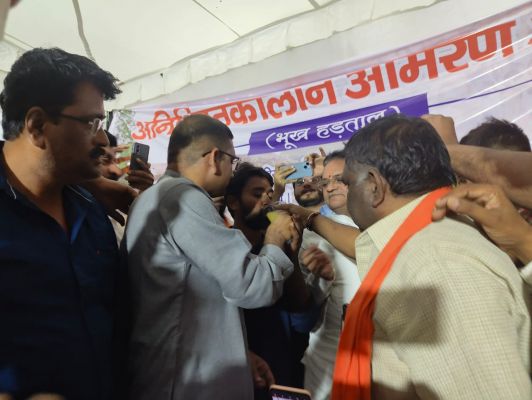 नवाज के हाथों जूस पीकर भाजपा पार्षदों का अनशन हुआ खत्म